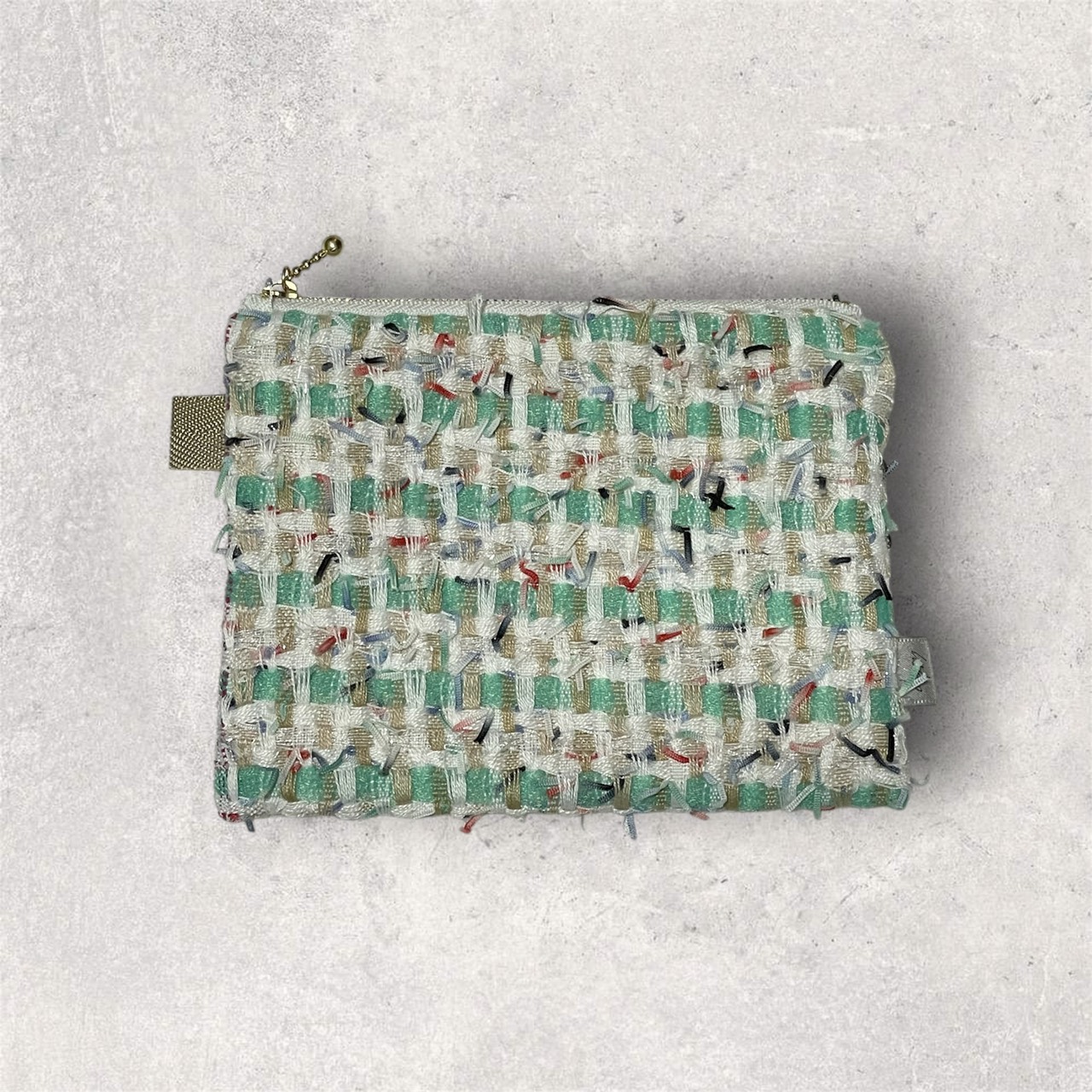 淡いミントグリーンの小物ポーチ